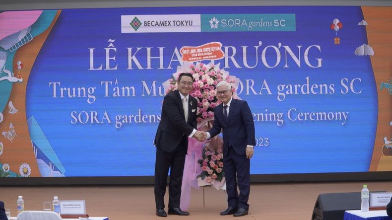 Bí thư Tỉnh ủy Bình Dương Nguyễn Văn Lợi (bên phải) trao tặng hoa chúc mừng khai trương Trung tâm mua sắm SORA Gardens SC cho đại diện Công ty TNHH Becamex Tokyu